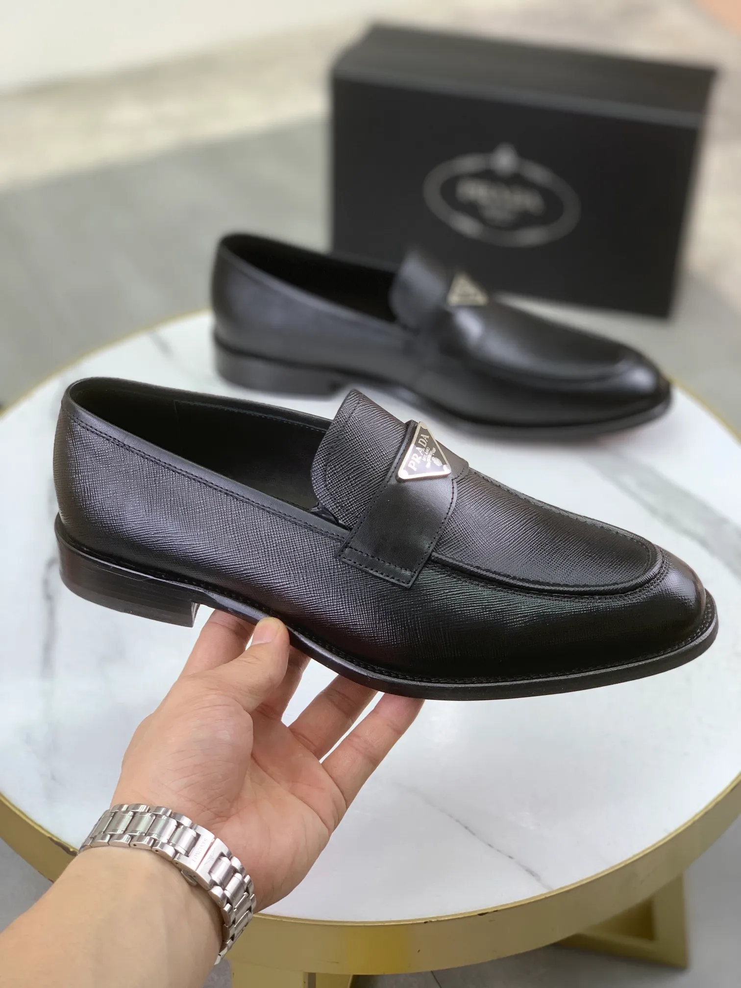 Factory price P920 💰 (high-grade genuine leather outsole) original quality, top version 🔱 ＰＲＡＤＡPrada. Men's business casual leather shoes, top quality leather shoes. 1:1 shipment⬆️Luxurious and noble👞All imported original brand fabrics, just to create a more comfortable wearing experience. Upper: Original comfortable selected calfskin➕Top imported water-dyed full cow lining, original lightweight and comfortable high-end genuine leather outsole✔️Number: 39-44 (38.45.46 can be customized)